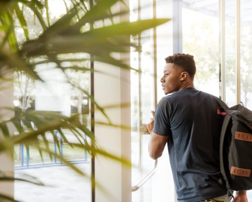 Op kamers versus thuis blijven wonen